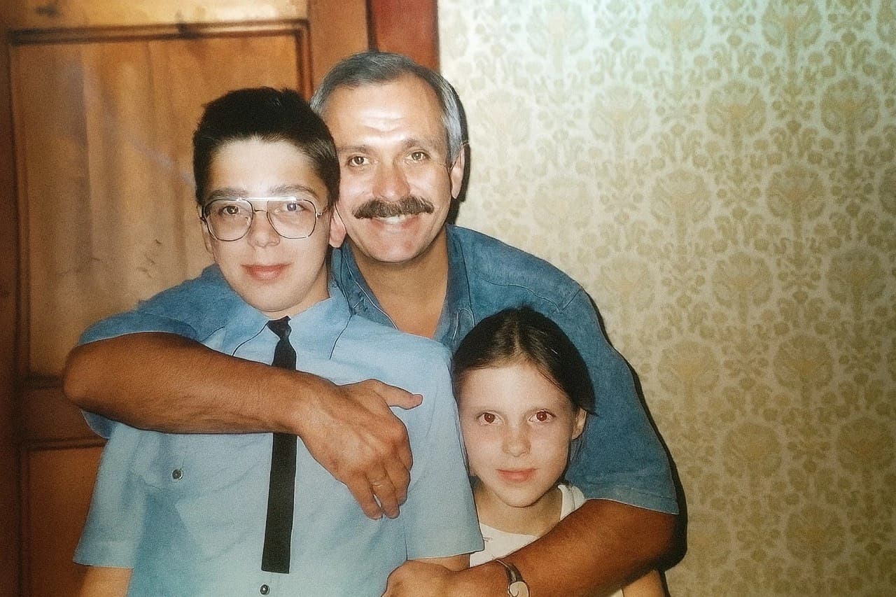 Ольга со старшим братом и Никитой Михалковым